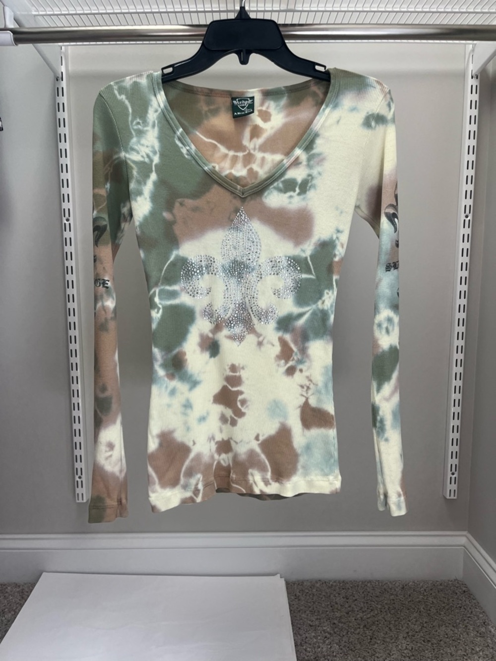Rhinestone Fleur-de-Lis Tie-Dye Camo V-Neck Long Sleeve Top - Green/Brown